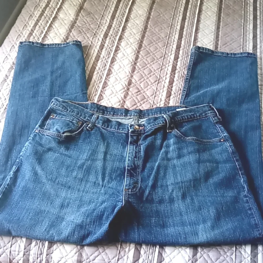 Wrangler 40 x 32 Relaxed Fit Straight Leg Denim Jeans EUC